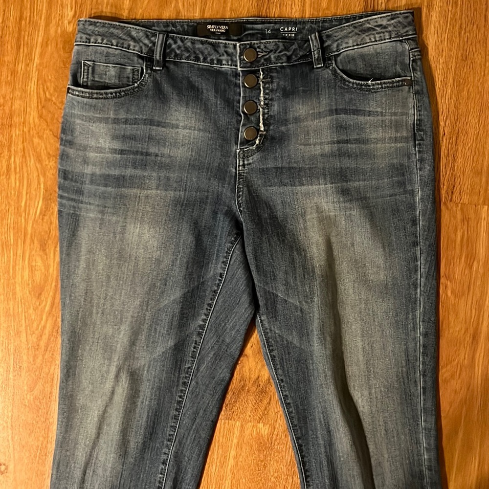 Simply Vera Vera Wang button Fly Midrise Capris
